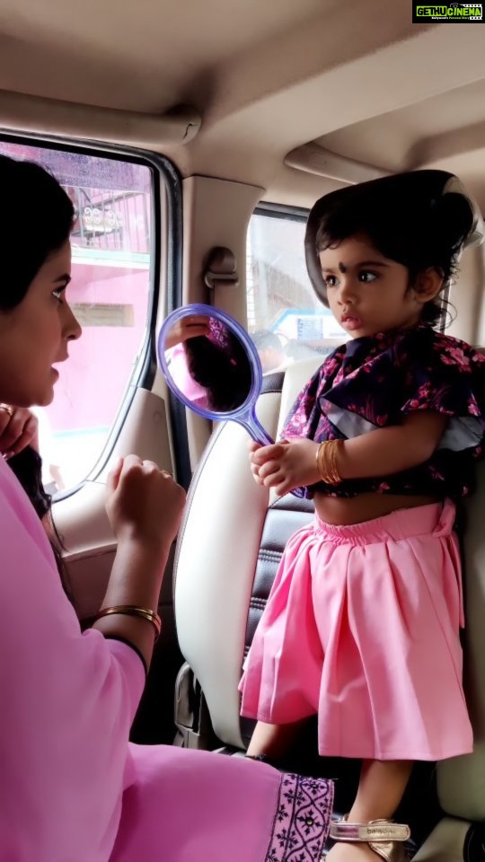 Rithika Tamil Selvi Instagram - My Chellakutty helping me 😘🥰 Nilapapa ♥️ . . . . #rithika #tamil_rithika #reelsinstagram #reelsindia #vijaystars #vijaytelevision