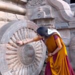 Rithika Tamil Selvi Instagram - மிரளவைக்கும் அழகு தாராசுரத்தின் கட்டிடக்கலை😍 . . . . #rithika #tamil_rithika #PrimeReels #tamilnadutemples #darasuramtemple #tamilnadutourism🌎 #tamilnadu #darasuram Darasuram-Airavateeswarar temple, Kumbakonam,Tamil Nadu