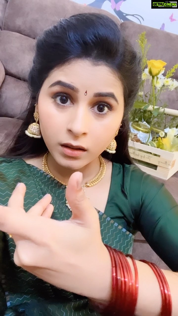 Rithika Tamil Selvi Instagram - Tag ur friend who recently had a bulb moment💡😀 . . . . . #rithika #tamil_rithika #reelsindia #reelsinstagram #vijaystars #vijaytelevision