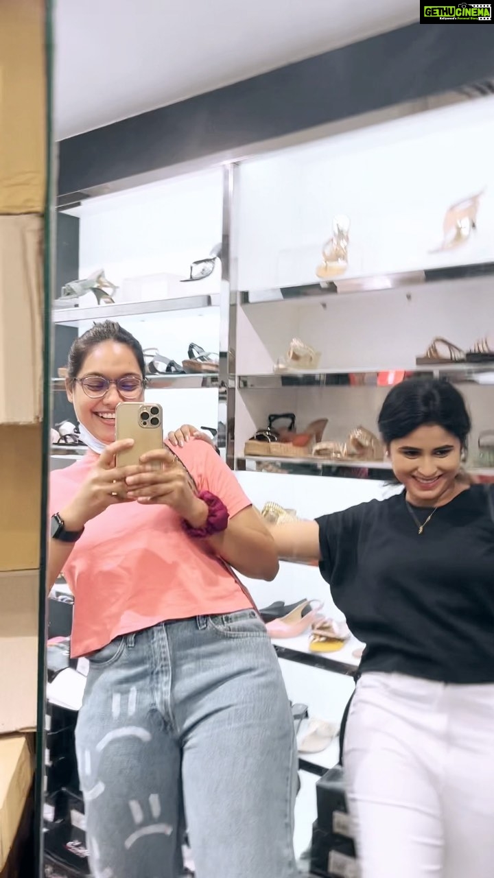 Rithika Tamil Selvi Instagram - Fun shopping moments 🤣😄 @pavithra.janani my crazy bee🐝 😃 . . . #rithika #reelsinstagram #tamil_rithika #shoppingfun