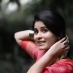 Rithika Tamil Selvi Instagram - மலரும் காலைப்பொழுது ஒளிரும் சூரியன் போல் பிரகாசமாய் அமையட்டும் . இனிய காலை வணக்கம் 😊❤️ VC @balaartphotography #rithika #tamil_rithika #rithikavijaytv #vijaystars #vijaytelevision #PrimeReels