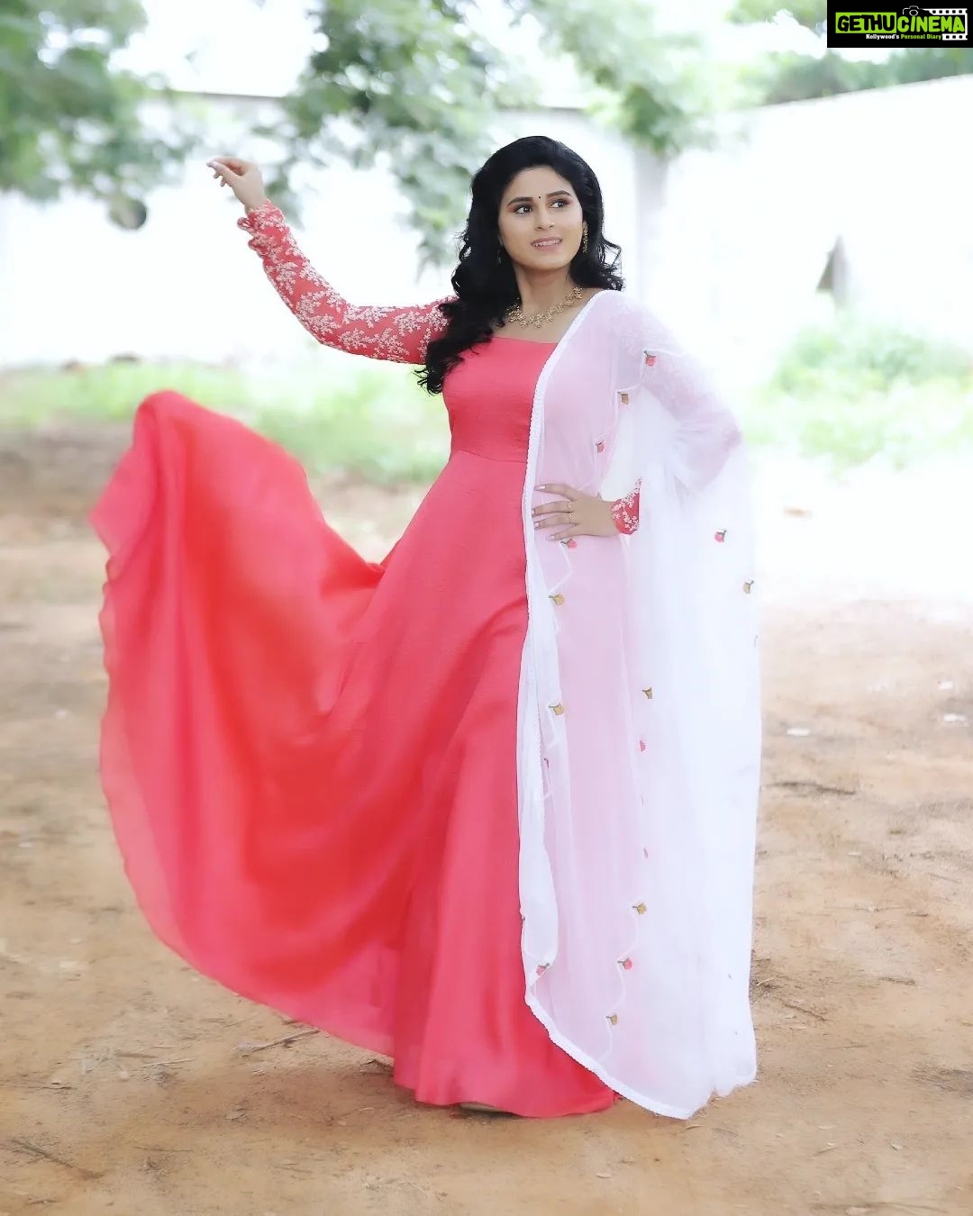 Rithika Tamil Selvi Instagram - Always look at the brighter side of life, just like SUNFLOWER 🌻 which looks upon the "SUN" not the dark clouds ✌️ Have a wonderful day people 🌺 Outfit @sdduniqueboutique_97 Jewellery @made_for_hers PC @poovarasanphotography . . . #rithika #tamil_rithika #rithikavijaytv #vijaystars #vijaytelevision #rithikatamilselvi #cwcrithika #baakiyalakshmi #vijaytv #kpy #kpychampions #kpychampionsfinals #smile #peace #positivity