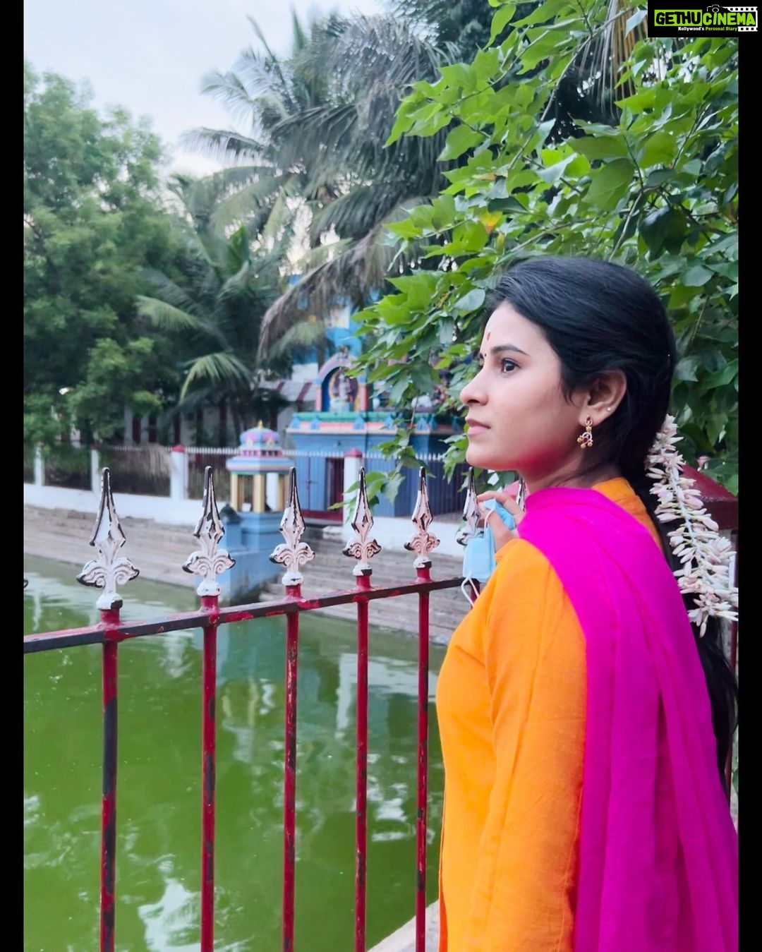 Rithika Tamil Selvi Instagram - All about last evening 😊🌸🙏🏻 With my dear @pavithra.janani 💕 . . . . #rithika #tamil_rithika #rithikatamilselvi #vijaystars #vijaytelevision #templevisit #templetrip #tamilnadutemples #madheshwartemple #nithyakalyanaperumaltemple Marundeeswarar Temple