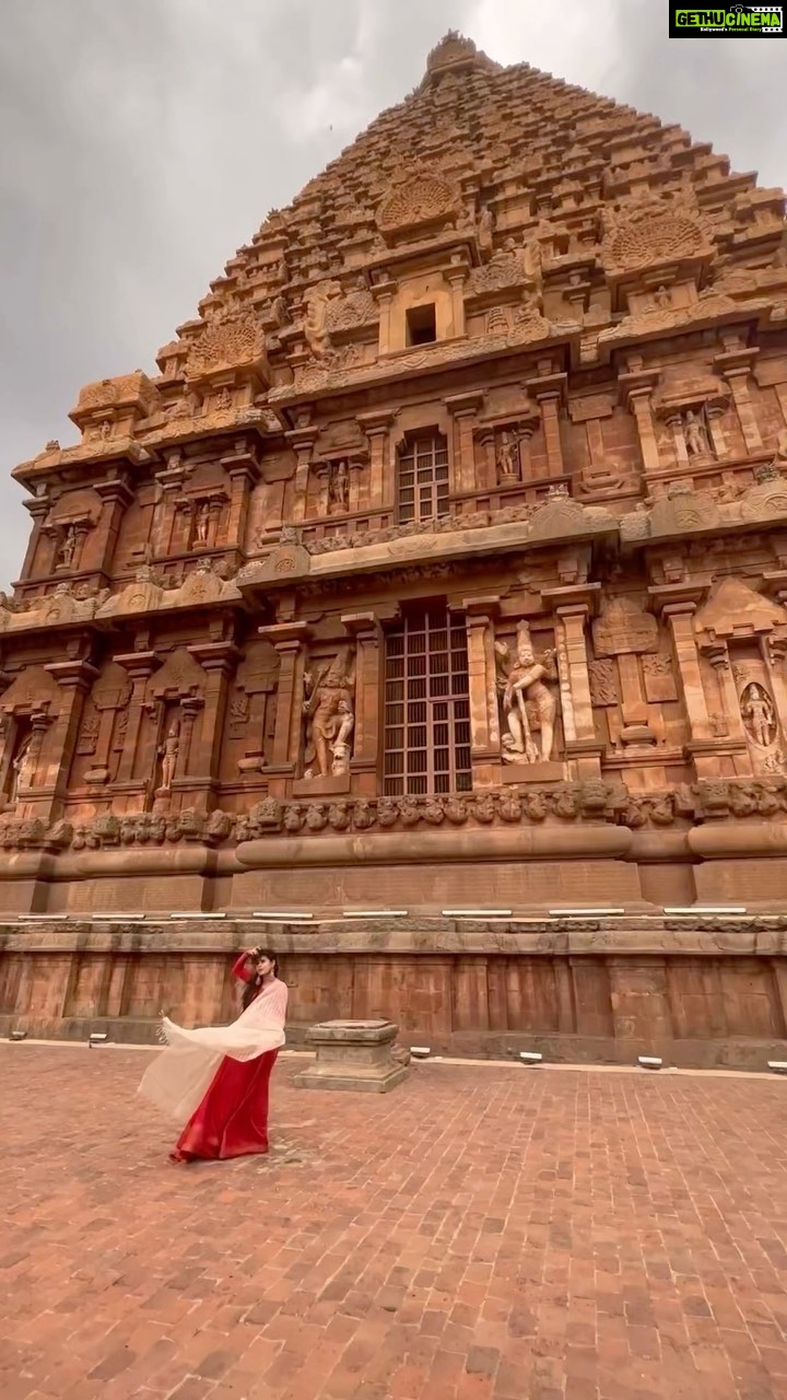 Rithika Tamil Selvi Instagram - கோபுரம் ஏறிய தமிழே ! வானளாவி வளர்ந்து நிற்கும் உன் கம்பீரம் கண்டு விக்கித்து தான் போகிறேன்…! . . . #tanjaiperiyakovil #PrimeReels #rithika #tamil #vijaystars #tamil_rithika #rithikavijaytv #tamilinperumai #rajarajacholan