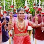 Rithika Tamil Selvi Instagram - Looking back at my big day❤️😍 Beautiful saree @ar_handlooms_kuthampully Customised blouse @knotweddinghouse #rithika #tamil_rithika #rithikawedding #rithikaweddingstories #rithikaweddingsaree #vijaytvrithika #rithikatamilselvi #weddingsaree #keralawedding #traditionalsaree
