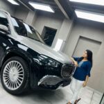 Rithika Tamil Selvi Instagram - Wow… what a car!!! Chumma oru photo😉 . . . . . #rithika #tamil_rithika #rithikavijaytv #vijaystars
