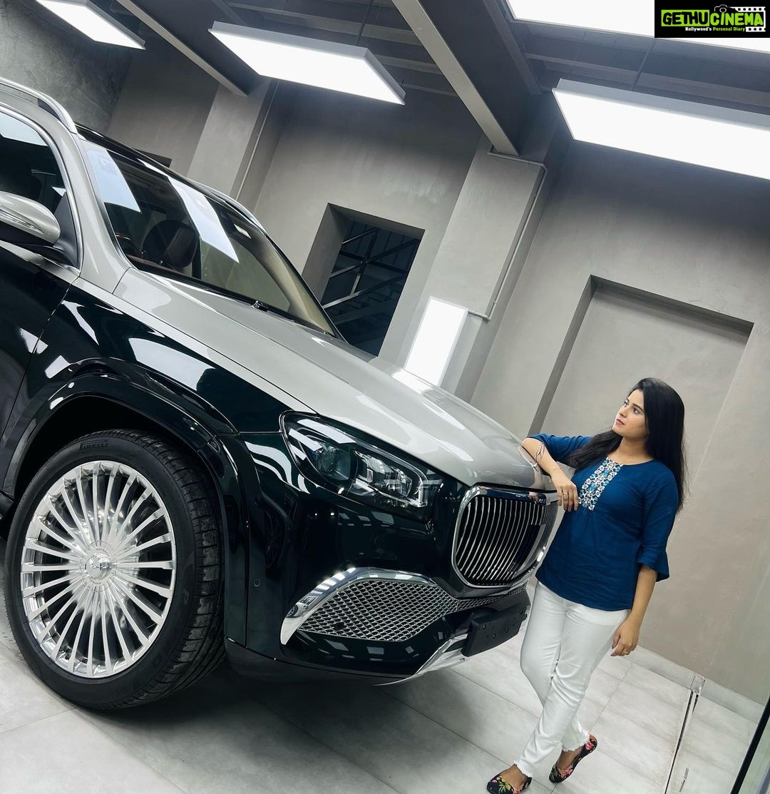 Rithika Tamil Selvi Instagram - Wow… what a car!!! Chumma oru photo😉 . . . . . #rithika #tamil_rithika #rithikavijaytv #vijaystars