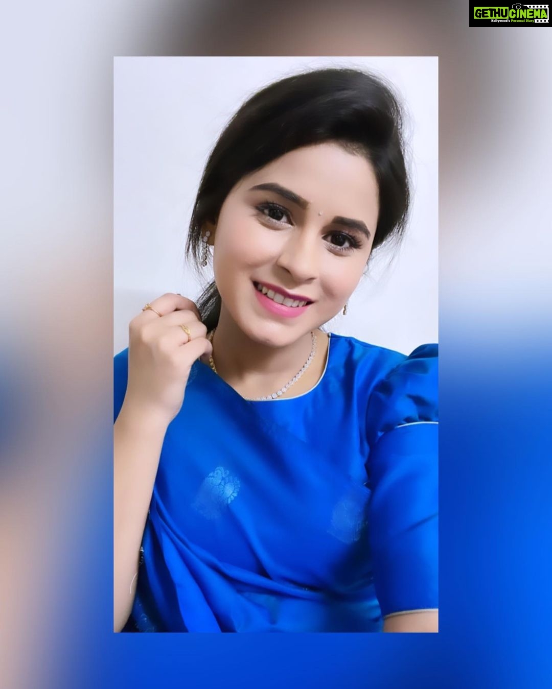 Rithika Tamil Selvi Instagram - No matter how u feel. Get up, Dress up, Show up,and NEVER GIVE UP. Have a great day people ππ«°π» Saree @d_blossoms_saree Blouse designer @sdduniqueboutique_97 . . . #rithika #tamil_rithika #rithikavijaytv #vijaystars #vijaytelevision #cwc #morningquotes #postivity #love #peace #blue #bluesaree #sareelove #saree