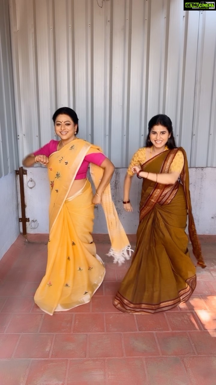 Rithika Tamil Selvi Instagram - It’s time for the trending one now😀 @suchitraks #rithikavijaytv #tamil_rithika #baakiyalakshmi_serial #baakiyalakshmi_vijaytv #vijaystars #vijaytelevision #amirthabaakiyalakshmi #trendingreels #tumtum #tumtumsong