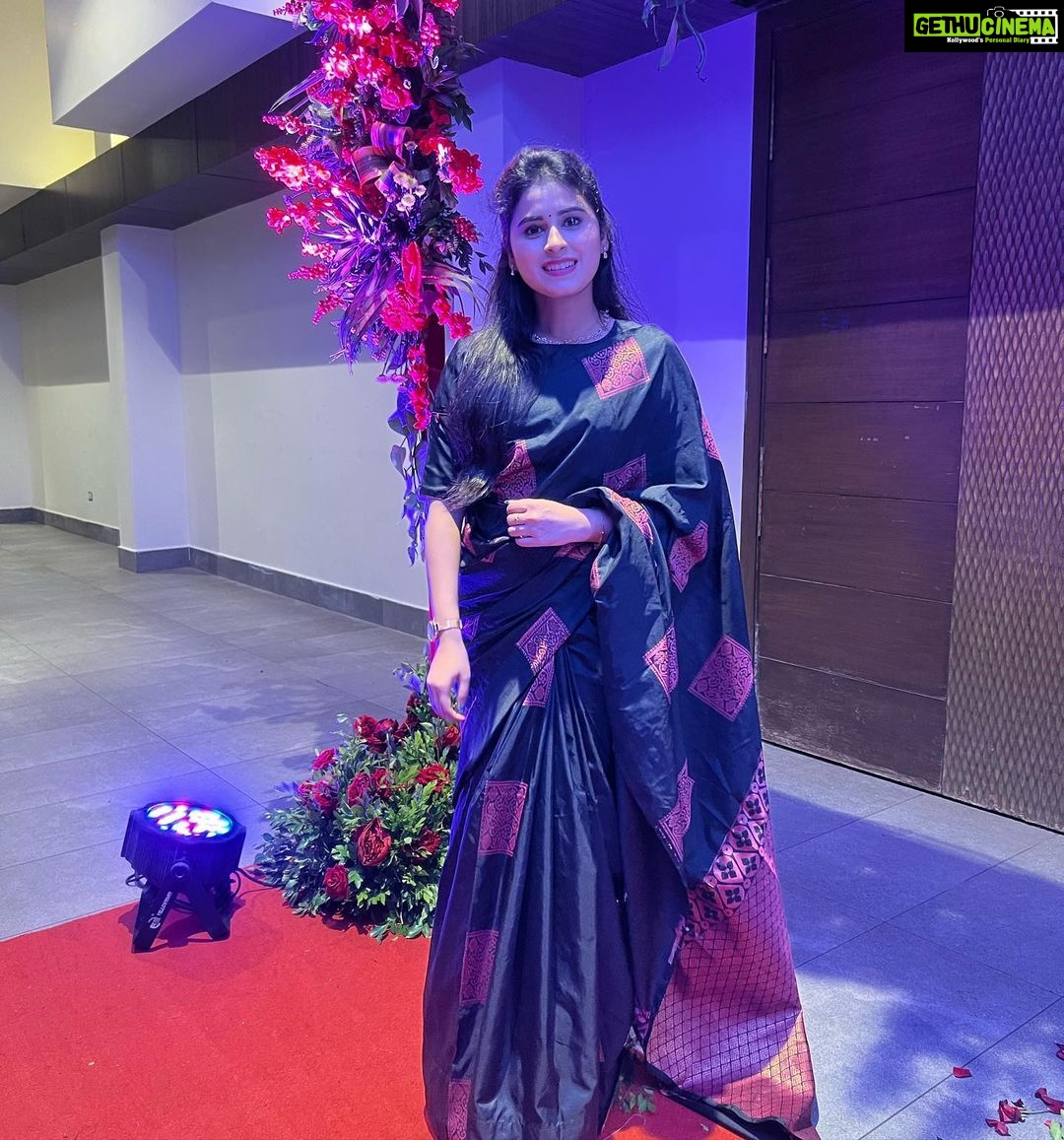 Rithika Tamil Selvi Instagram - Happy marriage nanba๐ wishing u both a lifetime of love & happiness together ๐๐ @vijaytvpugazh @bensipugazh Saree @d_blossoms_saree Blouse @sdduniqueboutique_97 . . . . #rithika #tamil_rithika #rithikavijaytv #vijaystars #vijaytelevision #pugazhwedding #pugazh #pugazhmarriage #pugazhbenzy #pugazhvijaytv #vijaytvpugazh Ideal Beach Resort