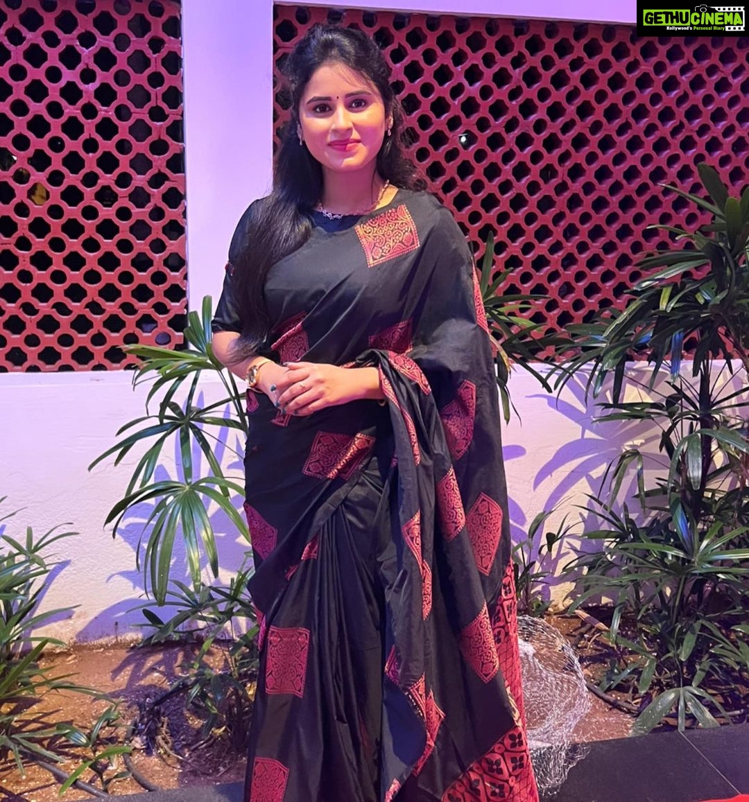 Rithika Tamil Selvi Instagram - Happy marriage nanba๐ wishing u both a lifetime of love & happiness together ๐๐ @vijaytvpugazh @bensipugazh Saree @d_blossoms_saree Blouse @sdduniqueboutique_97 . . . . #rithika #tamil_rithika #rithikavijaytv #vijaystars #vijaytelevision #pugazhwedding #pugazh #pugazhmarriage #pugazhbenzy #pugazhvijaytv #vijaytvpugazh Ideal Beach Resort