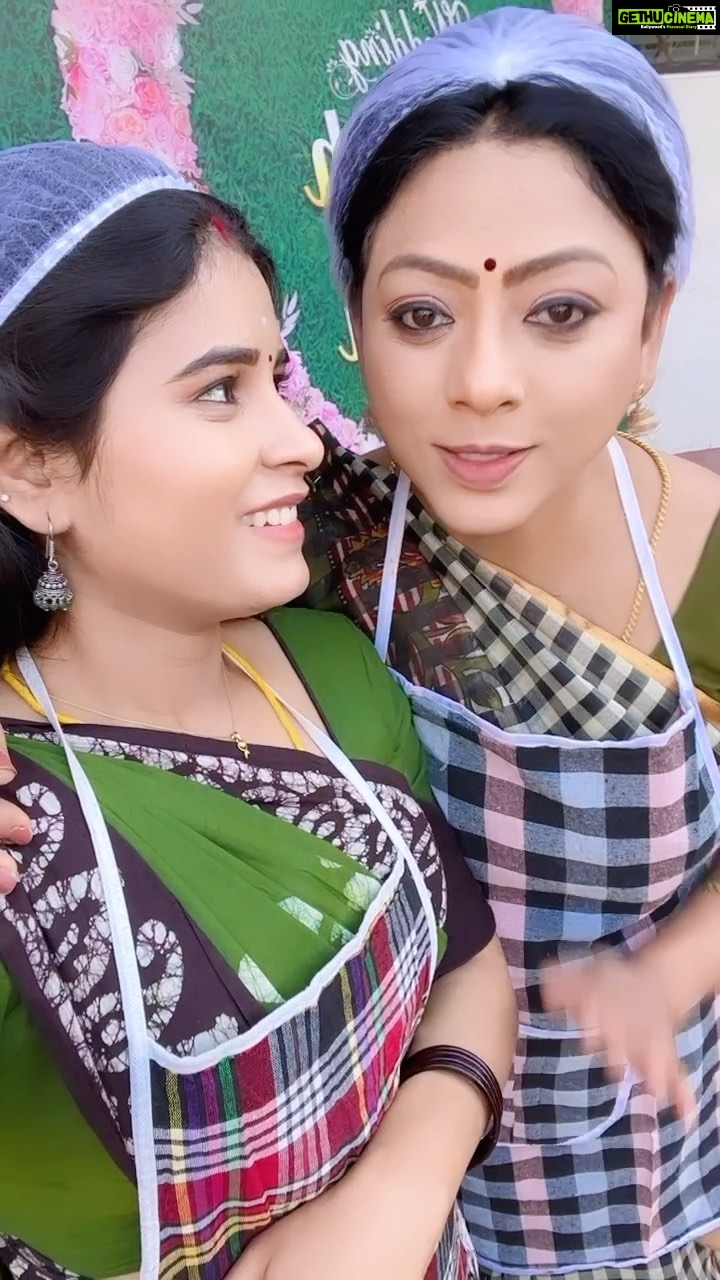 Rithika Tamil Selvi Instagram - New cook in Baakiyalakshmi cooking teamπ§βπ³ π @suchitraks #behindthescenes #baakiyalakshmi_vijaytv #vijaytelevision #tamil_rithika