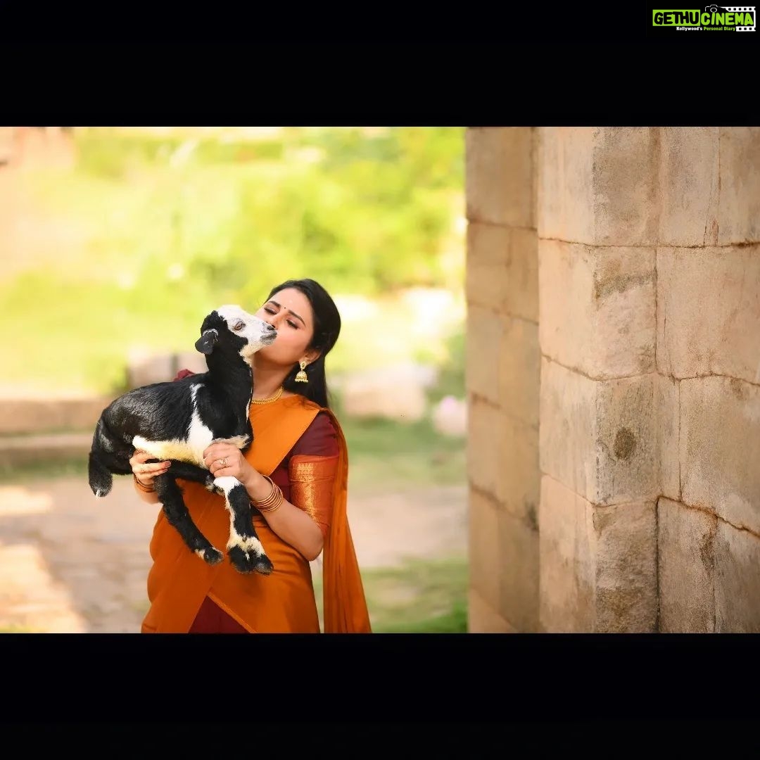 Rithika Tamil Selvi Instagram - நேற்றைய கஷ்டங்களை காலை தென்றல் கலைத்து செல்லட்டும்.. அன்புடன் காலை வணக்கம் 😊🙏 Outfit @ivalinmabia Jewellery @made_for_hers Clicks @balaartphotography . . . #rithika #tamil_rithika #rithikatamilselvi #vijaystars #vijaytelevision Darasuram-Airavateeswarar temple, Kumbakonam,Tamil Nadu