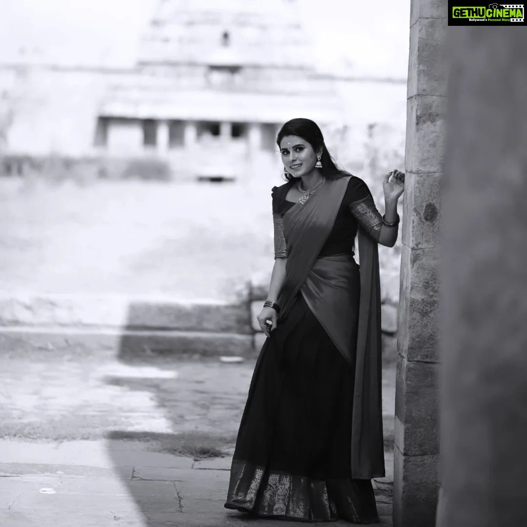 Rithika Tamil Selvi Instagram - நேற்றைய கஷ்டங்களை காலை தென்றல் கலைத்து செல்லட்டும்.. அன்புடன் காலை வணக்கம் 😊🙏 Outfit @ivalinmabia Jewellery @made_for_hers Clicks @balaartphotography . . . #rithika #tamil_rithika #rithikatamilselvi #vijaystars #vijaytelevision Darasuram-Airavateeswarar temple, Kumbakonam,Tamil Nadu