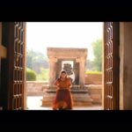 Rithika Tamil Selvi Instagram - நேற்றைய கஷ்டங்களை காலை தென்றல் கலைத்து செல்லட்டும்.. அன்புடன் காலை வணக்கம் 😊🙏 Outfit @ivalinmabia Jewellery @made_for_hers Clicks @balaartphotography . . . #rithika #tamil_rithika #rithikatamilselvi #vijaystars #vijaytelevision Darasuram-Airavateeswarar temple, Kumbakonam,Tamil Nadu