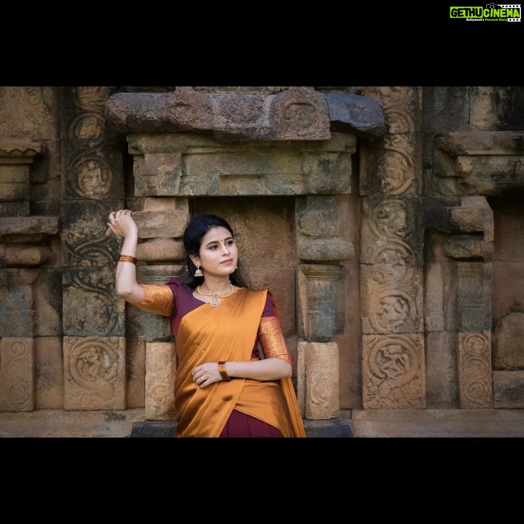 Rithika Tamil Selvi Instagram - நேற்றைய கஷ்டங்களை காலை தென்றல் கலைத்து செல்லட்டும்.. அன்புடன் காலை வணக்கம் 😊🙏 Outfit @ivalinmabia Jewellery @made_for_hers Clicks @balaartphotography . . . #rithika #tamil_rithika #rithikatamilselvi #vijaystars #vijaytelevision Darasuram-Airavateeswarar temple, Kumbakonam,Tamil Nadu