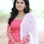 Rithika Tamil Selvi Instagram - Always look at the brighter side of life, just like SUNFLOWER 🌻 which looks upon the "SUN" not the dark clouds ✌️ Have a wonderful day people 🌺 Outfit @sdduniqueboutique_97 Jewellery @made_for_hers PC @poovarasanphotography . . . #rithika #tamil_rithika #rithikavijaytv #vijaystars #vijaytelevision #rithikatamilselvi #cwcrithika #baakiyalakshmi #vijaytv #kpy #kpychampions #kpychampionsfinals #smile #peace #positivity