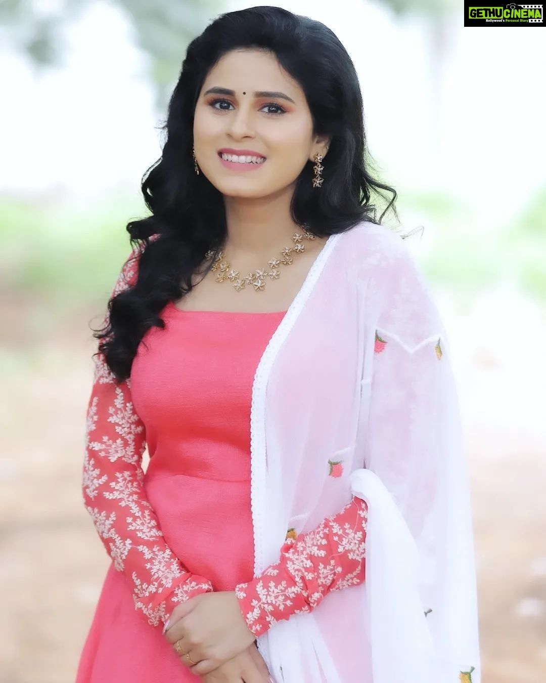 Rithika Tamil Selvi Instagram - Always look at the brighter side of life, just like SUNFLOWER 🌻 which looks upon the "SUN" not the dark clouds ✌️ Have a wonderful day people 🌺 Outfit @sdduniqueboutique_97 Jewellery @made_for_hers PC @poovarasanphotography . . . #rithika #tamil_rithika #rithikavijaytv #vijaystars #vijaytelevision #rithikatamilselvi #cwcrithika #baakiyalakshmi #vijaytv #kpy #kpychampions #kpychampionsfinals #smile #peace #positivity