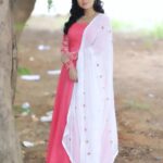 Rithika Tamil Selvi Instagram - Always look at the brighter side of life, just like SUNFLOWER 🌻 which looks upon the "SUN" not the dark clouds ✌️ Have a wonderful day people 🌺 Outfit @sdduniqueboutique_97 Jewellery @made_for_hers PC @poovarasanphotography . . . #rithika #tamil_rithika #rithikavijaytv #vijaystars #vijaytelevision #rithikatamilselvi #cwcrithika #baakiyalakshmi #vijaytv #kpy #kpychampions #kpychampionsfinals #smile #peace #positivity
