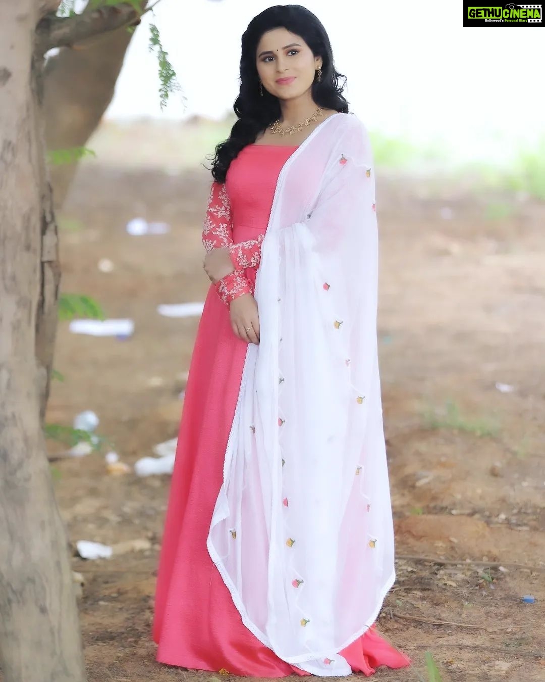 Rithika Tamil Selvi Instagram - Always look at the brighter side of life, just like SUNFLOWER 🌻 which looks upon the "SUN" not the dark clouds ✌️ Have a wonderful day people 🌺 Outfit @sdduniqueboutique_97 Jewellery @made_for_hers PC @poovarasanphotography . . . #rithika #tamil_rithika #rithikavijaytv #vijaystars #vijaytelevision #rithikatamilselvi #cwcrithika #baakiyalakshmi #vijaytv #kpy #kpychampions #kpychampionsfinals #smile #peace #positivity