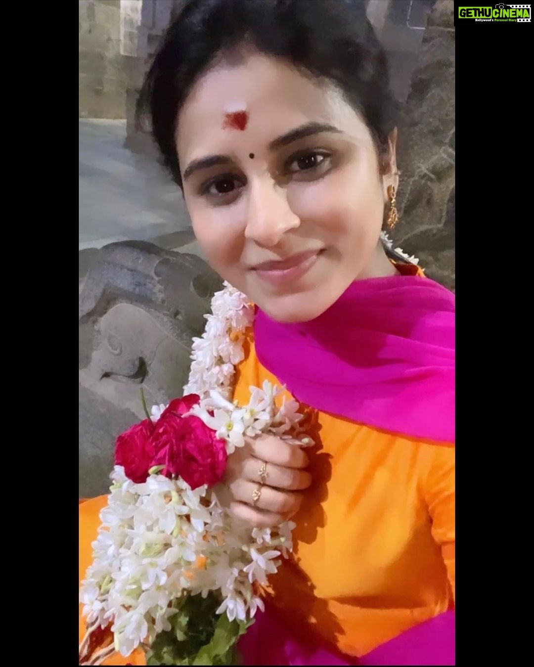 Rithika Tamil Selvi Instagram - All about last evening ππΈππ» With my dear @pavithra.janani π . . . . #rithika #tamil_rithika #rithikatamilselvi #vijaystars #vijaytelevision #templevisit #templetrip #tamilnadutemples #madheshwartemple #nithyakalyanaperumaltemple Marundeeswarar Temple
