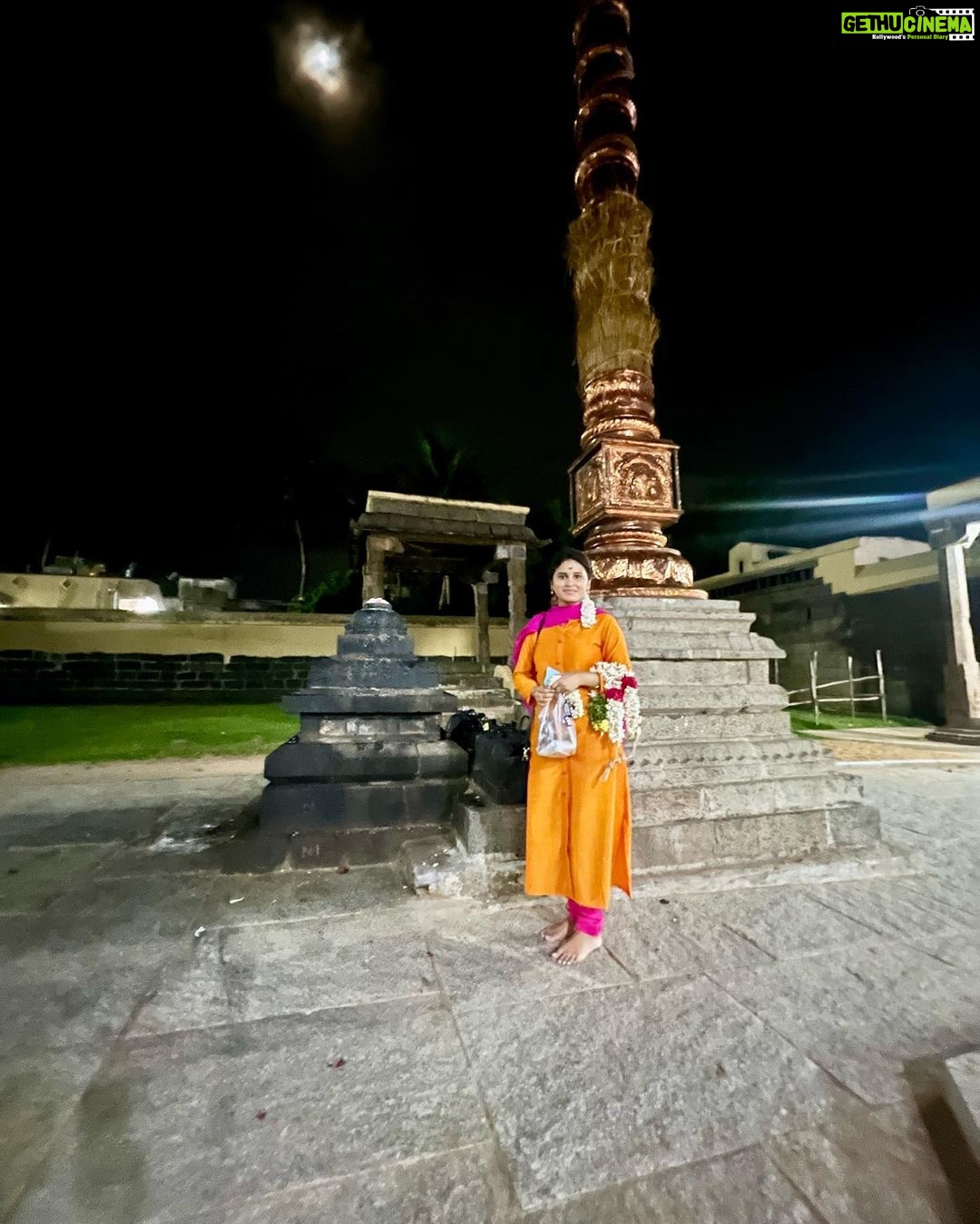 Rithika Tamil Selvi Instagram - All about last evening ππΈππ» With my dear @pavithra.janani π . . . . #rithika #tamil_rithika #rithikatamilselvi #vijaystars #vijaytelevision #templevisit #templetrip #tamilnadutemples #madheshwartemple #nithyakalyanaperumaltemple Marundeeswarar Temple