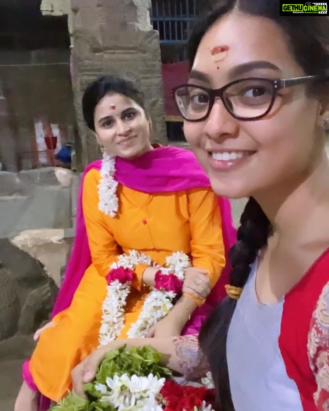 Rithika Tamil Selvi Instagram - All about last evening ππΈππ» With my dear @pavithra.janani π . . . . #rithika #tamil_rithika #rithikatamilselvi #vijaystars #vijaytelevision #templevisit #templetrip #tamilnadutemples #madheshwartemple #nithyakalyanaperumaltemple Marundeeswarar Temple