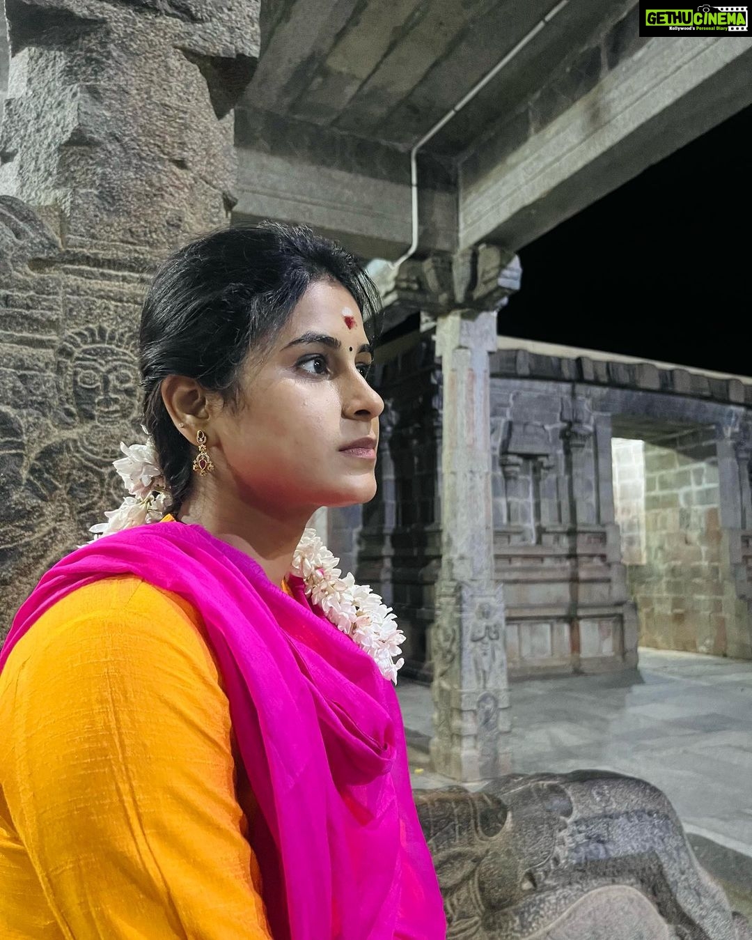 Rithika Tamil Selvi Instagram - All about last evening ππΈππ» With my dear @pavithra.janani π . . . . #rithika #tamil_rithika #rithikatamilselvi #vijaystars #vijaytelevision #templevisit #templetrip #tamilnadutemples #madheshwartemple #nithyakalyanaperumaltemple Marundeeswarar Temple
