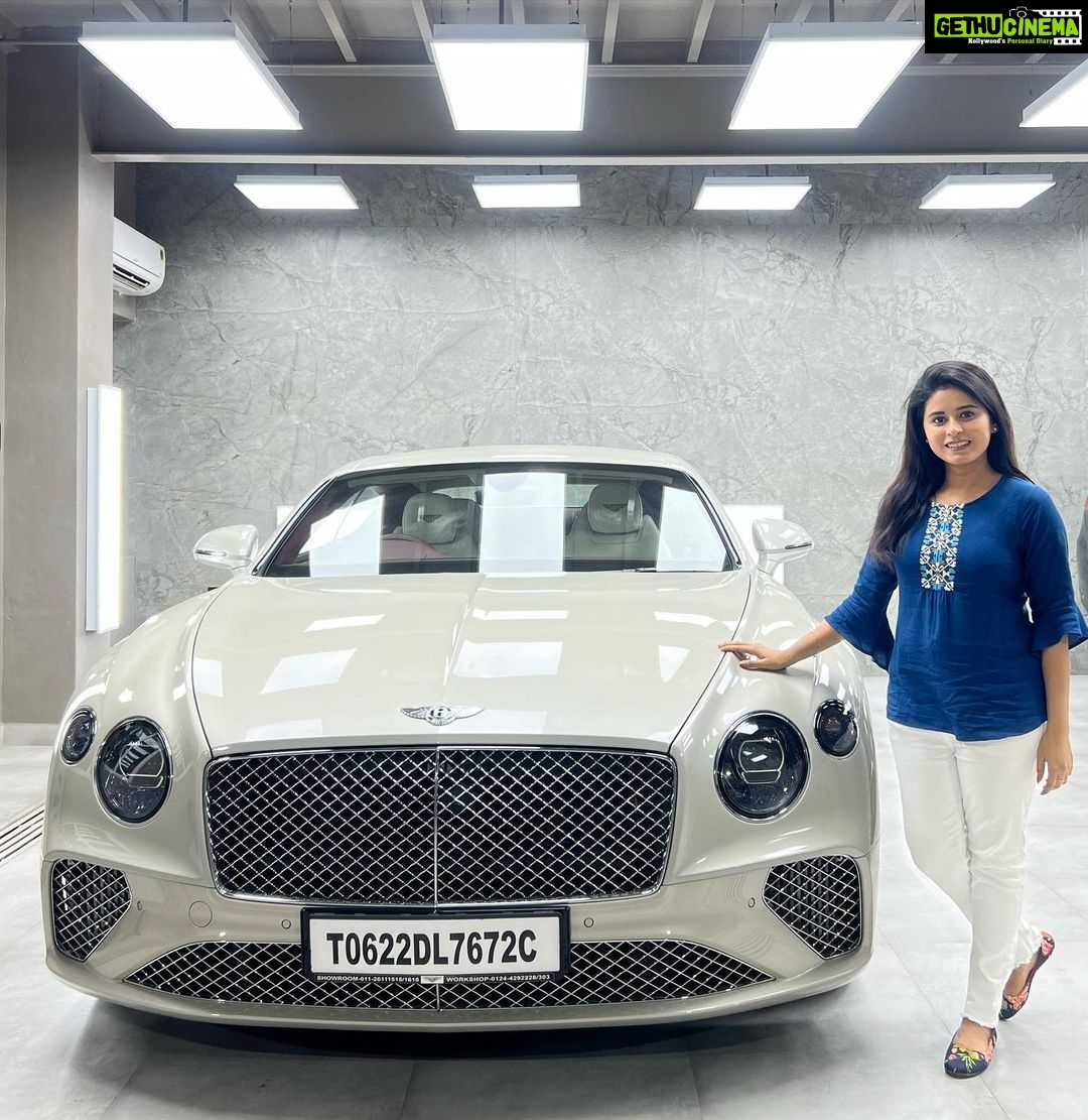 Rithika Tamil Selvi Instagram - Wow… what a car!!! Chumma oru photo😉 . . . . . #rithika #tamil_rithika #rithikavijaytv #vijaystars