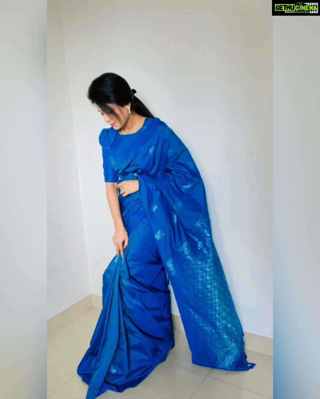 Rithika Tamil Selvi Instagram - No matter how u feel. Get up, Dress up, Show up,and NEVER GIVE UP. Have a great day people ππ«°π» Saree @d_blossoms_saree Blouse designer @sdduniqueboutique_97 . . . #rithika #tamil_rithika #rithikavijaytv #vijaystars #vijaytelevision #cwc #morningquotes #postivity #love #peace #blue #bluesaree #sareelove #saree