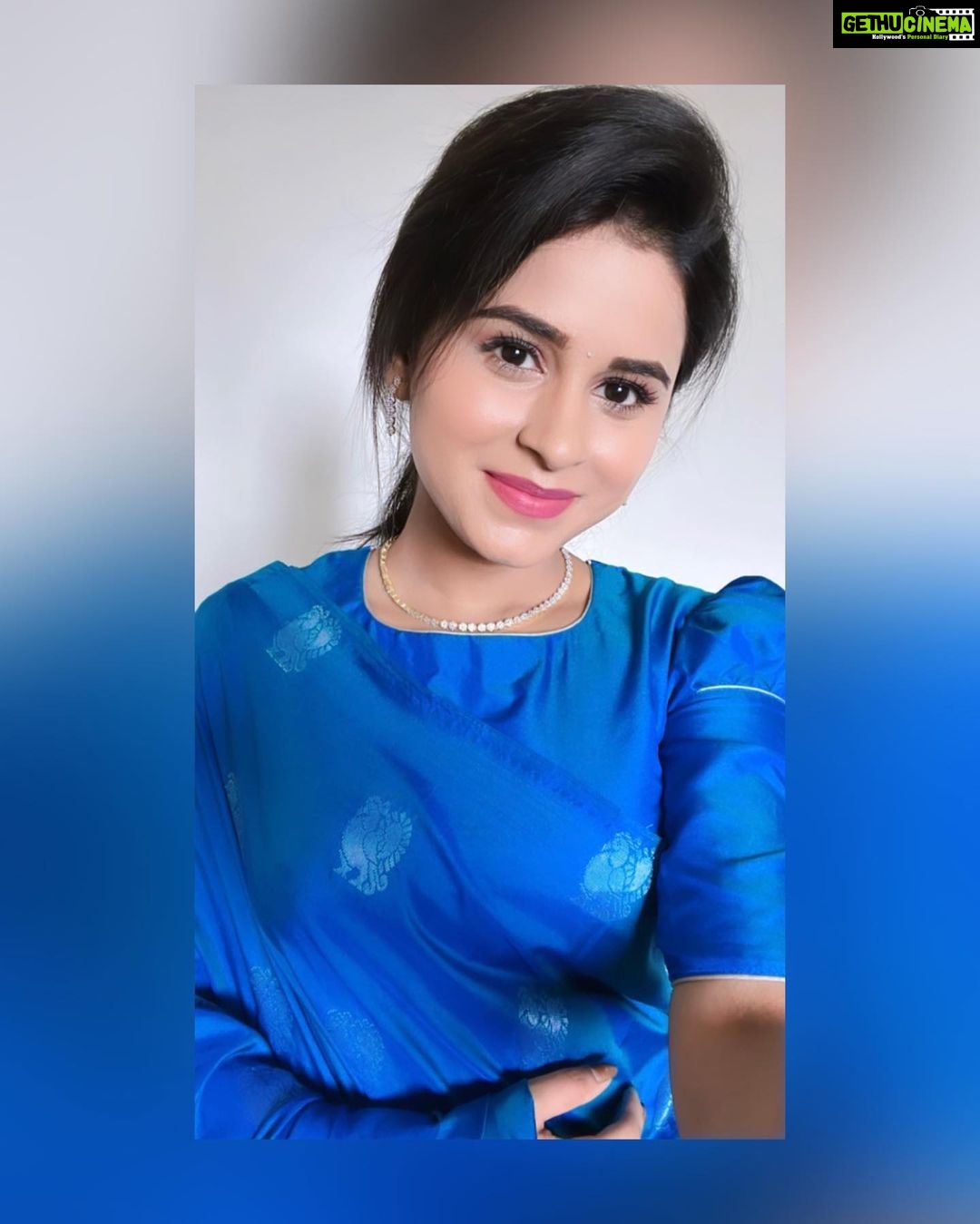 Rithika Tamil Selvi Instagram - No matter how u feel. Get up, Dress up, Show up,and NEVER GIVE UP. Have a great day people ππ«°π» Saree @d_blossoms_saree Blouse designer @sdduniqueboutique_97 . . . #rithika #tamil_rithika #rithikavijaytv #vijaystars #vijaytelevision #cwc #morningquotes #postivity #love #peace #blue #bluesaree #sareelove #saree