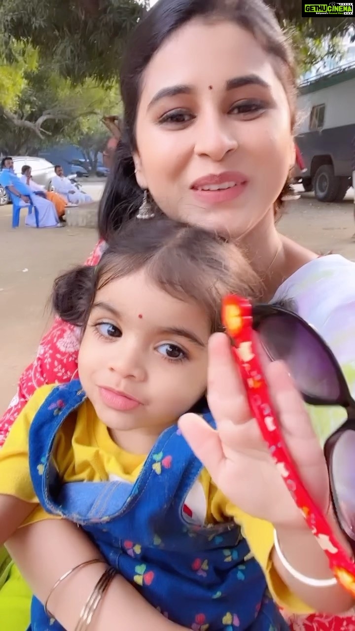 Rithika Tamil Selvi Instagram - Nila papa ku dialogue yelutha start pannidalam pola 😀😁 @baby_kritisha . . . #rithika #tamil_rithika #amirthabaakiyalakshmi #nilapapa #vijaystars #vijaytelevision #baakiyalakshmi_vijaytv #baakiyalakshmi_serial