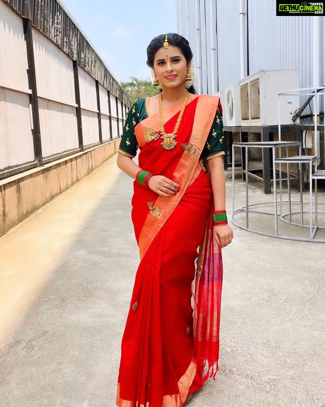 Rithika Tamil Selvi Instagram - அனைவருக்கும் சித்திரைத் திருநாள் நல் வாழ்த்துக்கள் 🙏🏻😊இந்த புது வருடம் உங்களுக்கும் உங்கள் குடும்பத்தினர்க்கும் அனைத்து நன்மைகளையும் வழங்கட்டும்✌️❤️ . . Wearing @sdduniqueboutique_97 Jewels @made_for_hers . . #rithika #rithikavijaytv #vijaystars #vijaytelevision #tamil_rithika #rithikatamilselvi #tamilnewyear2022