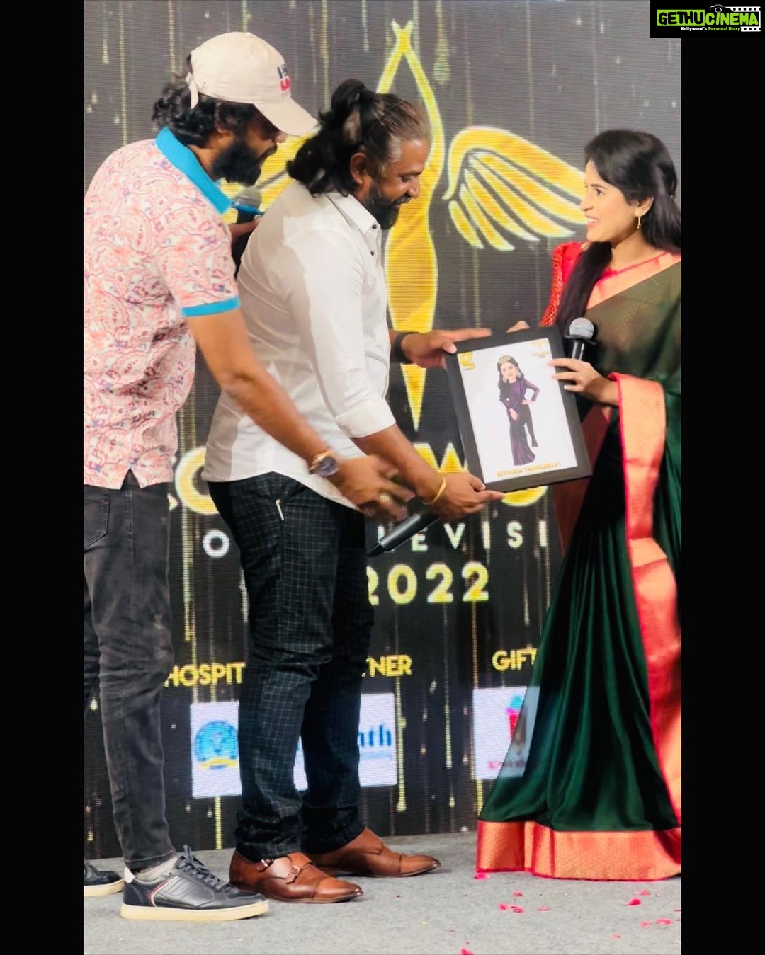 Rithika Tamil Selvi Instagram - Good morning my Insta family 😍 I’m feeling sooo happy to share that I received THE FAVOURITE SUPPORTING ROLE of ICONIC WOMEN television awards 2022 by @galattadotcom . This award is so so special bcz, it’s been awarded to me by you people who gave ur vote for me through online. It’s such a pleasure to be ur favourite & I’m so grateful to all ur love and support . Without u people this wouldn’t be possible for me today. Love u all❤️🙏🏻 Special mention & thanks to my guru @praveen.bennett sir and @rio.raj anna who presented me this memorable award. I’m very much happy to receive this award from u both. I’ll cherish this award throughout my life. Thanks a ton 🙏🏻 Also a great thanks to my director @davidjohn.charlie sir who gave me the opportunity to play Amritha role in Baakiyalakshmi serial and for being the sweet director. Thanks to my producer and the whole baakialakshmi team @venusinfotainment . Grateful to my parents & Almighty 😇🙏🏻 . . . . . . . PC: Thanks to @saipramoditha akka♥️ Saree :@ashas_womens_collection . . #rithika_tamil #tamil_rithika #rithika #rithikatamilselvi #vijaystars #vijaytelevision #iconicwomenawards2022 #galattatamil #iconicwomenawards #televisionawards #baakiyalakshmi_vijaytv #baakiyalakshmi_serial #baakiyalakshmi #amirthabaakiyalakshmi