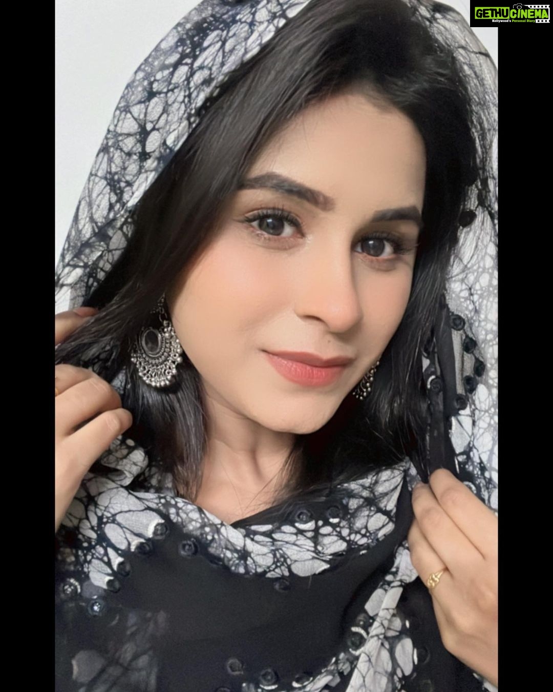 Rithika Tamil Selvi Instagram - Never stop being who you are, You are enough, You are whole, You are complete . Good morning 😊🖤🤍 Happy weekend ✌️ . . . . #rithika_tamil #rithikavijaytv #vijaystars #vijaytelevision #tamil_rithika #blacklove #rithikatamilselvi