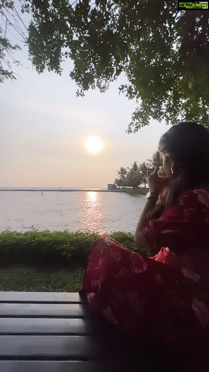 Rithika Tamil Selvi Instagram - This feel is a bliss 😇 . . . . #rithika_tamil #tamil_rithika #rithikatamilselvi #mytraveldairy #sunset #vijaystars #keraladairies #keralablackwaters