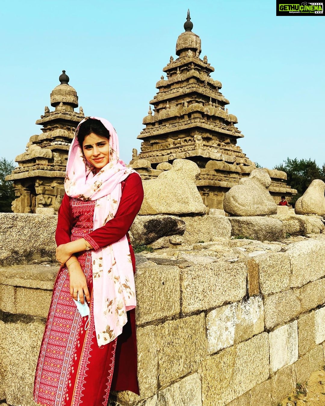 Rithika Tamil Selvi Instagram - Your life may not be full with reasons to be happy.but ur life itself is the reason to be happy 😊✌️ #rithika #tamil_rithika #rithikavijaytv #rithikatamilselvi #vijaystars #vijaytelevision #stayhappy #happiness #happinessquotes