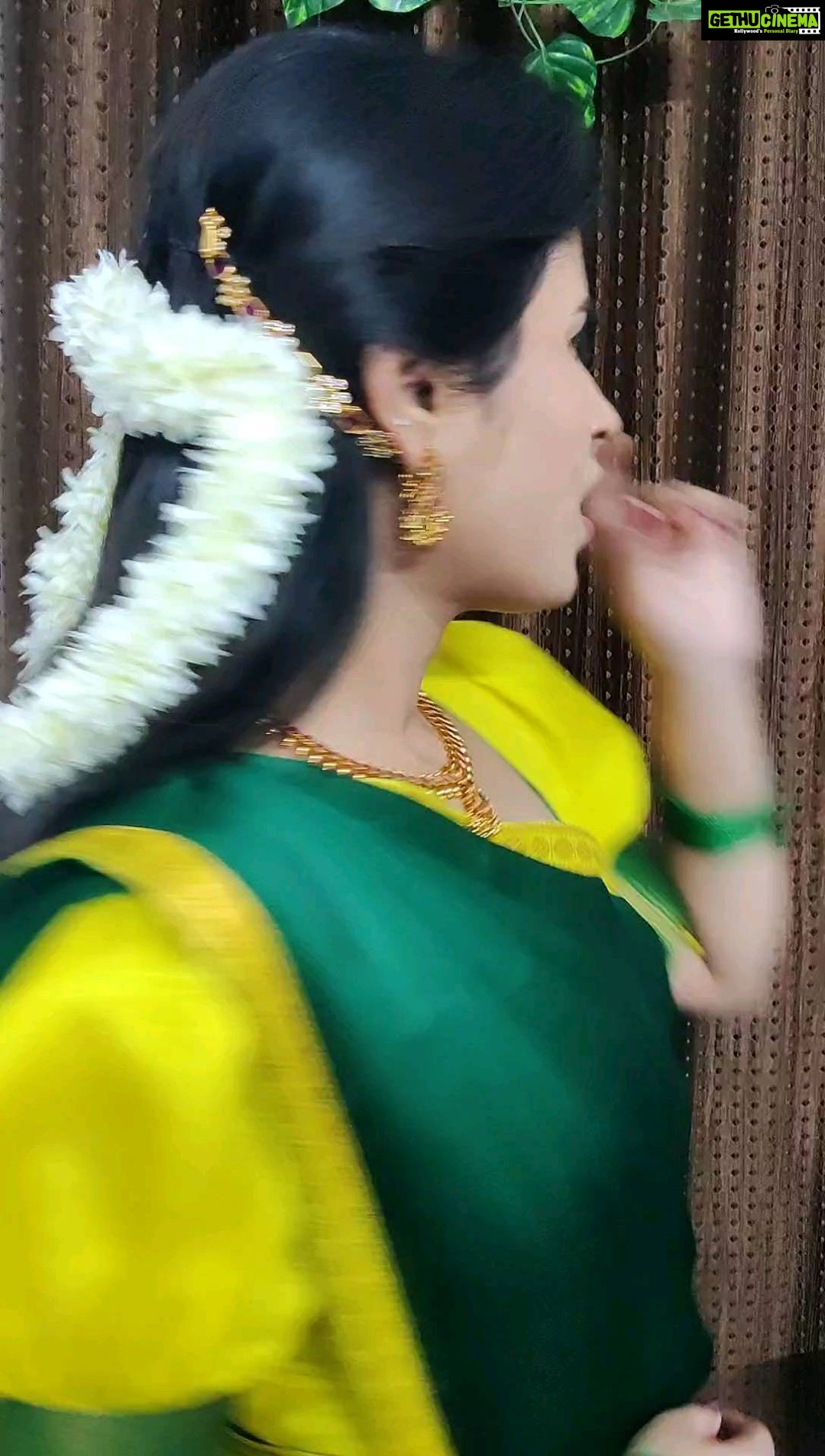 Rithika Tamil Selvi Instagram - If u r a 90s kid.. definitely this song will b one of ur favourites... Rite!!😃 Mine too☺️🤩 . . #rithika #RithikaTamilselvi #tamil_rithika #reelsindia #reelsinstagram #rithikavijaytv #vijaystars #vijaytelevision #snehasongstamil