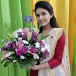Rithika Tamil Selvi Instagram - நன்றி சொல்ல வார்த்தைகள் போதவில்லை... வாழ்த்து சொன்ன அனைத்து நல்ல உள்ளங்களையும் கை கூப்பி வணங்குகிறேன்🙏♥️🥰 . . . . . Chudi @ashas_womens_collection Designer @saleemakamal . . . #rithika #tamil_rithika #RithikaTamilselvi #rithikavijaytv #vijaytelevision #vijaystars #Rithika #mybirthday #birthdaygifts #rithikabirthday