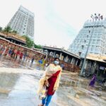 Rithika Tamil Selvi Instagram - ஓம் நம சிவாய🙏🏻 @vinun43 . . . #thiruvannamalaitemple #arulmiguarunachaleswarartemple #tiruvannamalai #rithika #tamil_rithika #vinurithika #vijaystars #vijaytelevision Annamalayar Temple Tiruvannamalai