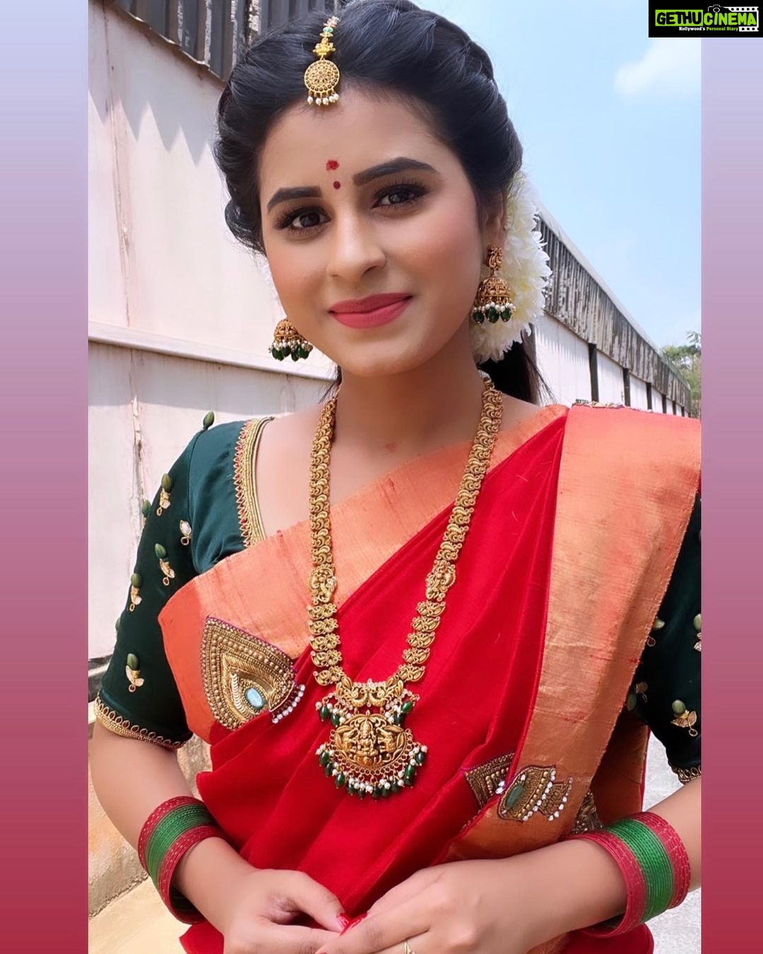 Rithika Tamil Selvi Instagram - அனைவருக்கும் சித்திரைத் திருநாள் நல் வாழ்த்துக்கள் 🙏🏻😊இந்த புது வருடம் உங்களுக்கும் உங்கள் குடும்பத்தினர்க்கும் அனைத்து நன்மைகளையும் வழங்கட்டும்✌️❤️ . . Wearing @sdduniqueboutique_97 Jewels @made_for_hers . . #rithika #rithikavijaytv #vijaystars #vijaytelevision #tamil_rithika #rithikatamilselvi #tamilnewyear2022
