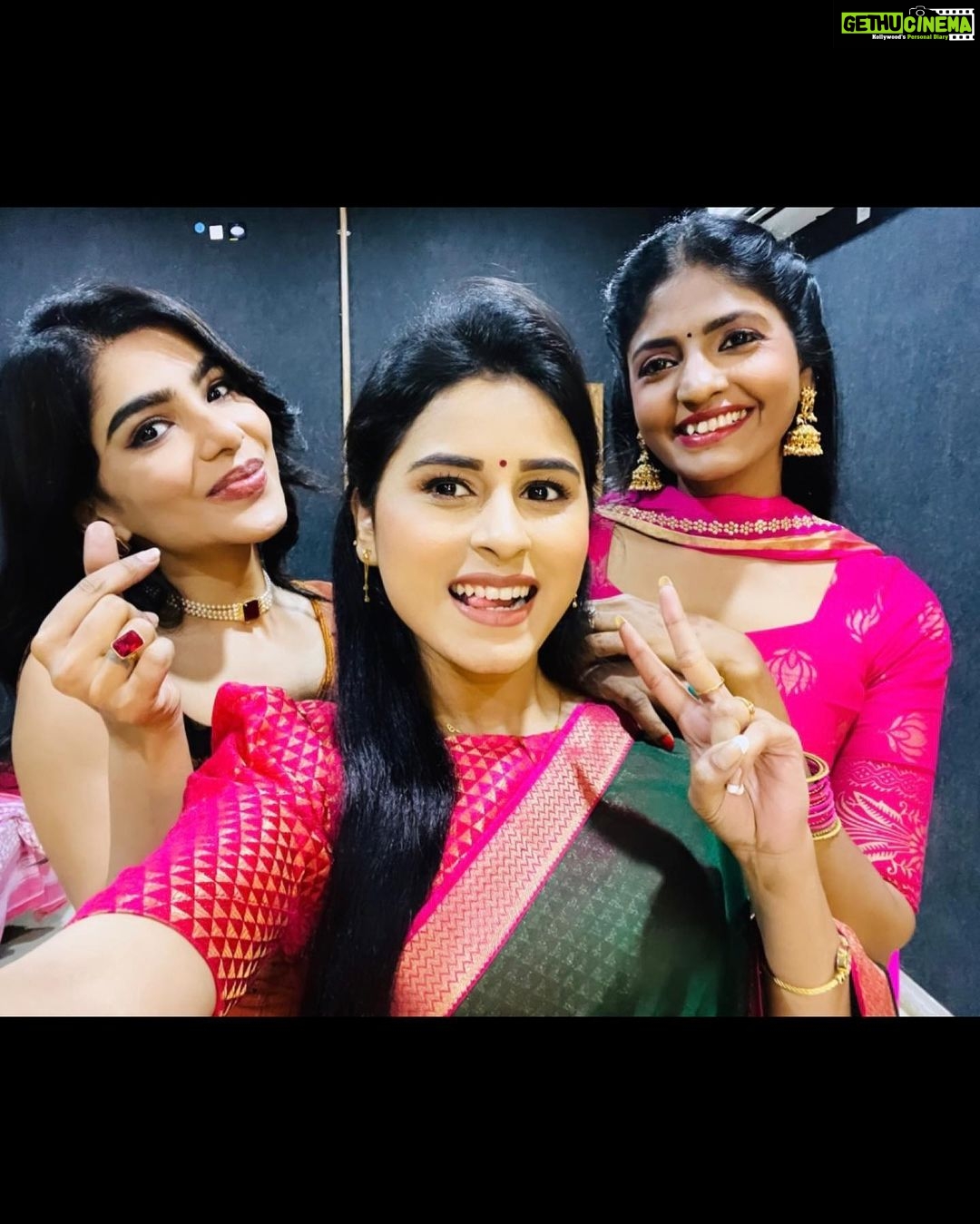 Rithika Tamil Selvi Instagram - Happy faces🥰💞 In Last week's special show 👆 @kanithiru10 akka @pavithralakshmioffl ❤️ . . . #rithika #tamil_rithika #vijaystars #vijaytelevision #cookwithcomali2 #cookwithcomaliseason2