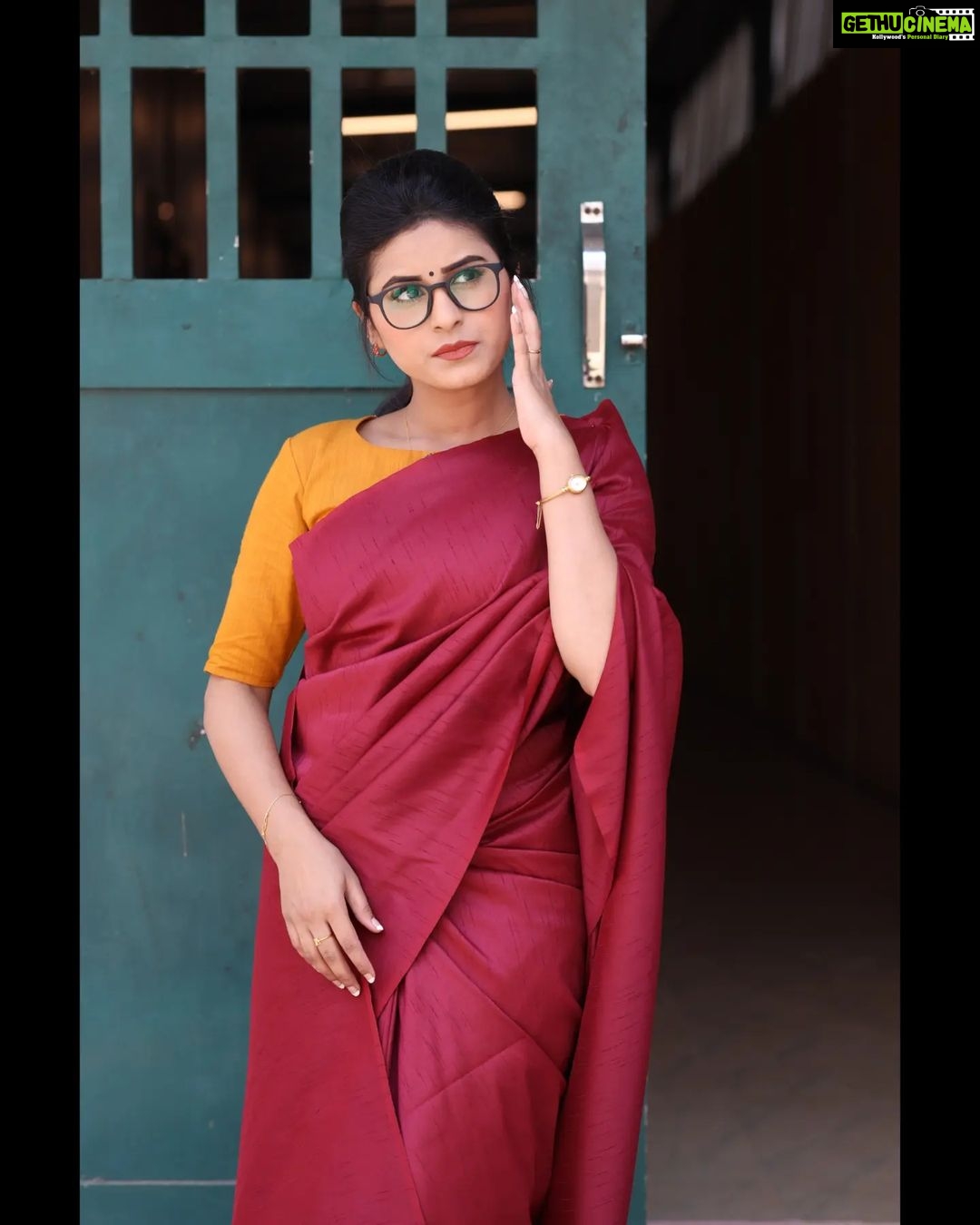 Rithika Tamil Selvi Instagram - Welcome April ! Wishing u all a wonderful month filled with love & happiness β₯οΈπβοΈ Look for an upcoming show π Customized outfit designer @sdduniqueboutique_97 Behind the lens @raghul_raghupathy . . . #rithika #rithikavijaytv #vijaystars #vijaytelevision #vijaytvfamily #tamil_rithika #RithikaTamilselvi #vijaytvshows