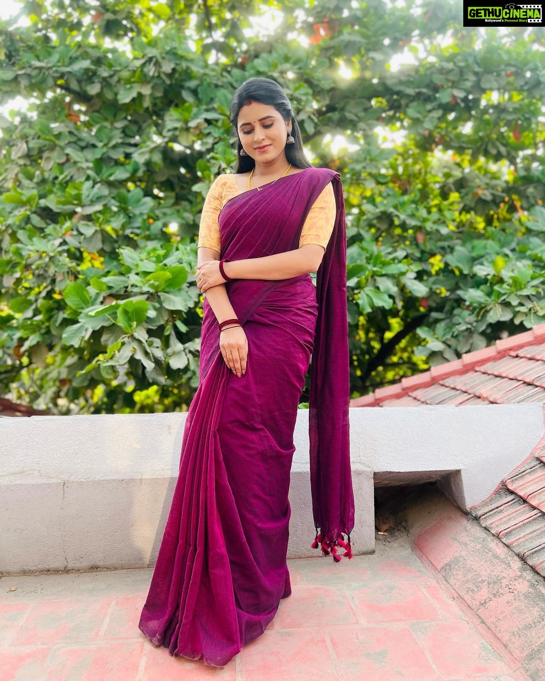 Rithika Tamil Selvi Instagram - “The only way to do great work is to love what u do”. -Steve jobs Good evening people 😊 Saree @ashas_womens_collection Blouse @niraa_celebrating_fashions . . . #rithika #tamil_rithika #vijaystars #vijaytelevision #amirthabaakiyalakshmi #baakiyalakshmi_vijaytv #sareelove #cottonsaree