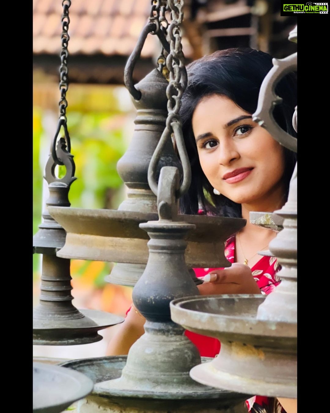 Rithika Tamil Selvi Instagram - Nature always wears the Colors of the spirit π . . . . . . PC πΈ: @kaviarasanmunnar . #rithika_tamil #tamil_rithika #mytravelgram #vijaystars #vijaytelevision #rithikatamilselvi #godsowncountry #keralatourism #keraladairies #keralablackwaters #vembanadlake