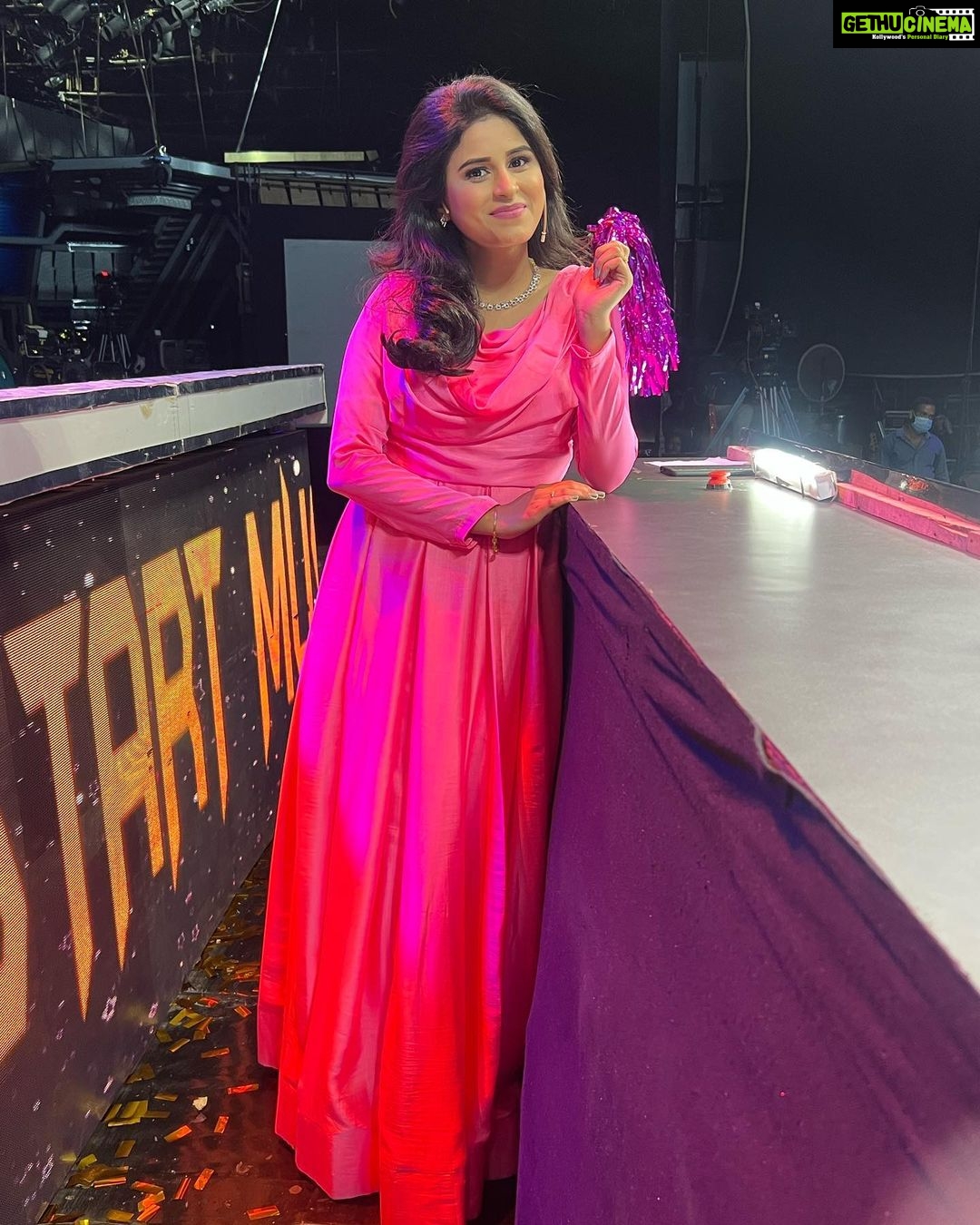 Rithika Tamil Selvi Instagram - Watch start music today at 8pm and have fun makkale…😄✌️ @_nehah_official_ @sivaangi.krish @bjbala_kpy @iamvjvishal @kuraishi_the_entertainer Outfit @sdduniqueboutique_97 Jewels @made_for_hers . . . #rithika_tamil #tamil_rithika #tamilselvi_rithika #rithikatamilselvi #vijaystars #vijaytelevision #vijaytvshow #vijaytelevision #startmusic