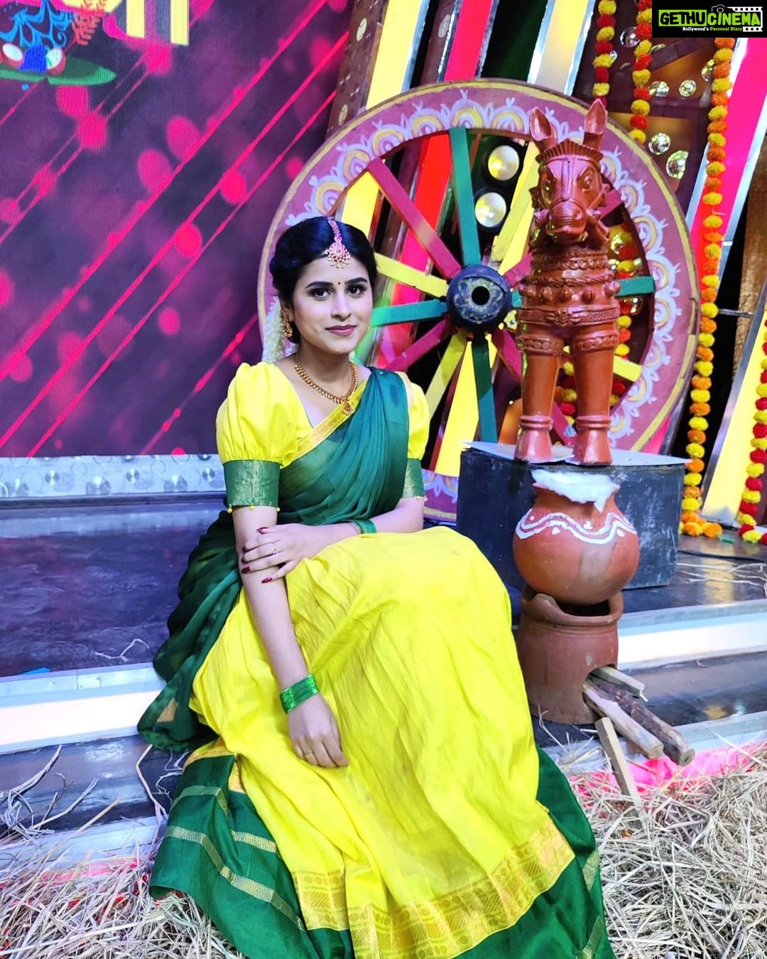 Rithika Tamil Selvi Instagram - சூழ்கலி நீங்கத் தமிழ் மொழி ஓங்கத் துலங்குக வையகமே !! தமிழர் திருநாளாம் இனிய தைப்பொங்கல் நல்வாழ்த்துகள் !! 🌾🌾🌾 . . Outfit @sdduniqueboutique_97 Jewels @made_for_hers . . . #rithika #rithikavijaytv #vijaystars #tamilrithika #vijaytelevision #pongal2022 #happypongal