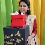Rithika Tamil Selvi Instagram - நன்றி சொல்ல வார்த்தைகள் போதவில்லை... வாழ்த்து சொன்ன அனைத்து நல்ல உள்ளங்களையும் கை கூப்பி வணங்குகிறேன்🙏♥️🥰 . . . . . Chudi @ashas_womens_collection Designer @saleemakamal . . . #rithika #tamil_rithika #RithikaTamilselvi #rithikavijaytv #vijaytelevision #vijaystars #Rithika #mybirthday #birthdaygifts #rithikabirthday