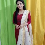 Rithika Tamil Selvi Instagram - நன்றி சொல்ல வார்த்தைகள் போதவில்லை... வாழ்த்து சொன்ன அனைத்து நல்ல உள்ளங்களையும் கை கூப்பி வணங்குகிறேன்🙏♥️🥰 . . . . . Chudi @ashas_womens_collection Designer @saleemakamal . . . #rithika #tamil_rithika #RithikaTamilselvi #rithikavijaytv #vijaytelevision #vijaystars #Rithika #mybirthday #birthdaygifts #rithikabirthday