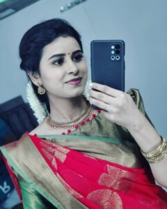 Rithika Tamil Selvi Instagram - TRUST your vibes... Energy doesn't lie... Have a great day people 😊✌️ . . . . . Saree @elegant_fashion_way Blouse designer @thisadesignstudio Jewellery @made_for_hers . . . #rithika #tamil_rithika #RithikaTamilselvi #vijaystars #vijaytelevision #sareelove #traditional #traditionalsaree #redsaree